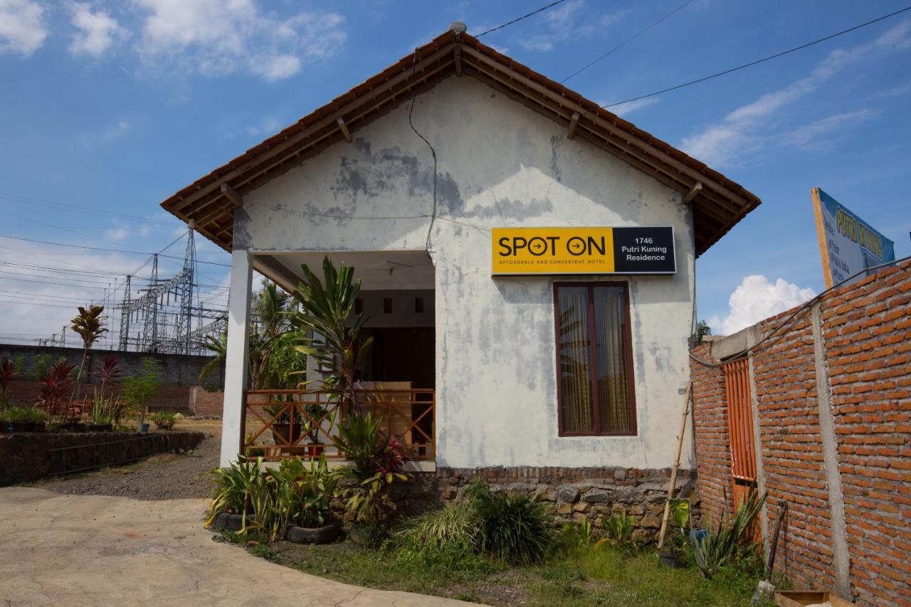 Spot On 1746 Putri Kuning Residence Banyuwangi  Exterior foto